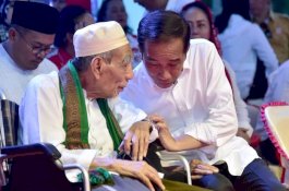 Mirip Prabowo, Jokowi Dapat Hadiah dari Mbah Moen dan Habib Luthfi Sebelum Kampanye