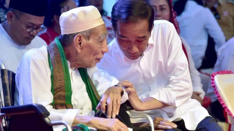 KH Maimoen Zubair berbincang dengan Joko Widodo.