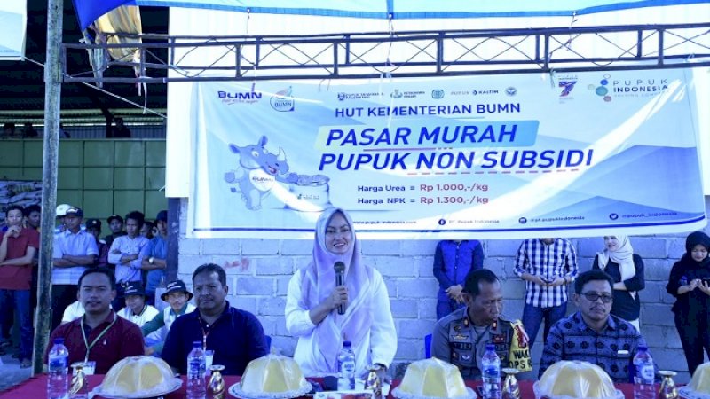 Bupati Luwu Utara Indah Putri Indriani menghindari pasar murah pupuk, Sabtu (13/4/2019).