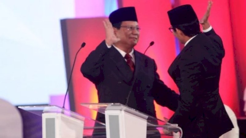 Prabowo dan Sandiaga tos-tosan dalam debat capres terakhir.