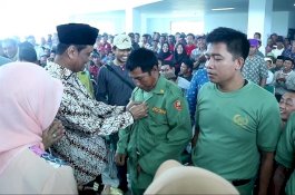 Pemkab Barru Serahkan 1.082 Seragam ke Petugas Linmas TPS