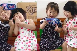 Menggemaskan! Video Dua Bocah Foto Selfie dengan Sandal