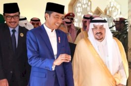 Kompak Umrah, Jokowi dan Sandi Tiba Arab Saudi