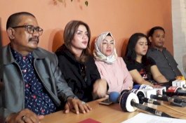 Hilda Vitria Menangis Kriss Hatta Dipenjara