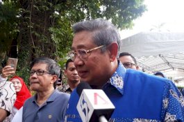Didampingi Rocky Gerung, SBY Nyoblos di Singapura 
