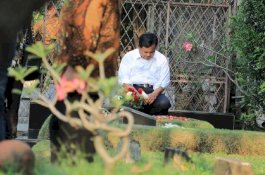 Isi Masa Tenang, Prabowo Ziarah ke Makam Ayahnya