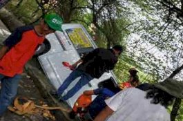 Mantan Makan Bareng Pacar Baru, Pria Ini Tabrakkan Mobil ke Warung