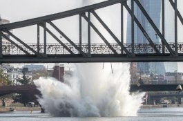 Bom PD II Seberat 250Kg Diledakan di Sungai Frankfurt, 600 Warga Dievekuasi