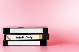 Anak Tuntut Orang Tuanya Karena Hancurkan Koleksi Pornografinya