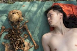 Tanpa Sehelai Benang, Seniman Ini Potret Diri Bersama Kerangka Ayahnya