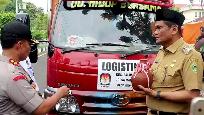 Bupati Barru, Suardi Saleh pelepas pengiriman logistik Pemilu 2019.