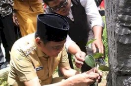 Hadiri Ramah Tamah Siswa SMKN 4 Barru, Bupati Tanam Merica