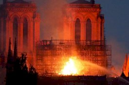 Gereja Katedral Notre Dame di Paris terbakar, Warga: Saatnya Berdoa