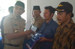 Cegah Malaria, Bupati Lutim Serahkan 920 Lembar Kelambu untuk Warga Tawakua