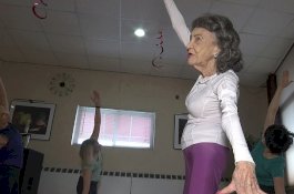 Instruktur Yoga Tertua di Dunia, Berusia 100 Tahun dan Masih Aktif