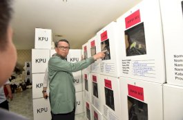 Pantau Kesiapan Logistik, Nurdin Abdullah: Distribusi Selesai Sore Ini