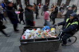 Kisah Petugas Kebersihan yang Sumbang Gajinya untuk Anak-anak Miskin