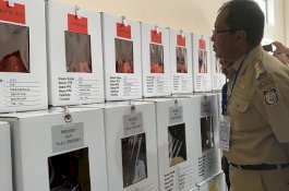 Danny Tinjau Kesiapan Logistik Kotak dan Kertas Suara sebelum Didistribusikan ke TPS
