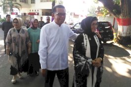 Pakai Baju Putih, Nurdin Abdullah Rangkul Istri Berjalan ke TPS