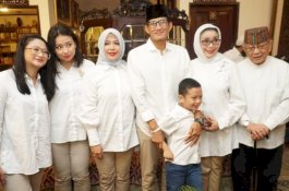 Usai Sungkem ke Orang Tuanya, Sandiaga Jalan Kaki Menuju TPS