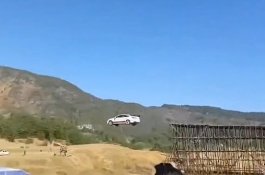 Lihat! Pemberani Terbangkan Mobilnya Melintasi Sungai Sepanjang 76M