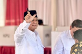 Usai Nyoblos, Prabowo Subianto Pose Dua Jari