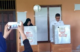 Boyong Keluarga ke TPS, Taufan Pawe Harap Partisipasi Pemilih Naik