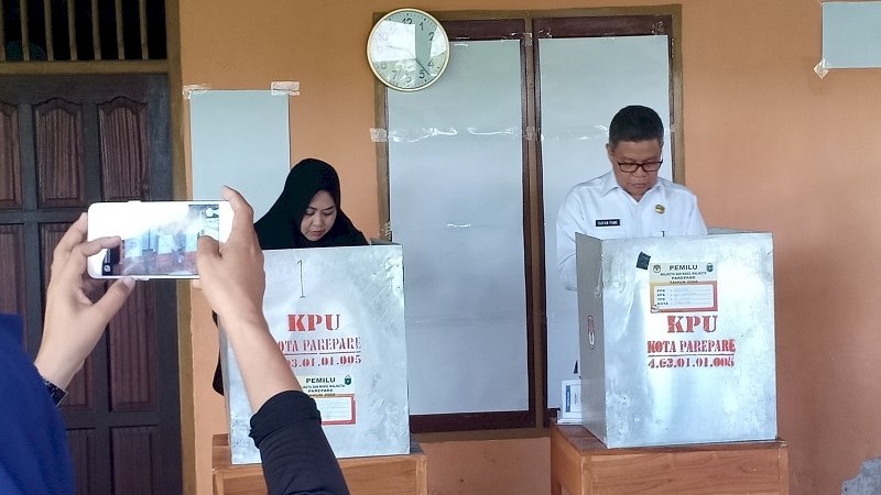 Boyong Keluarga ke TPS, Taufan Pawe Harap Partisipasi Pemilih Naik