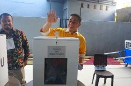 Kenakan Baju Kuning, Deng Ical Nyoblos Bersama Istri