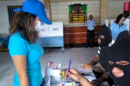 Gaya Vanessa Angel Saat Mencoblos di Rutan