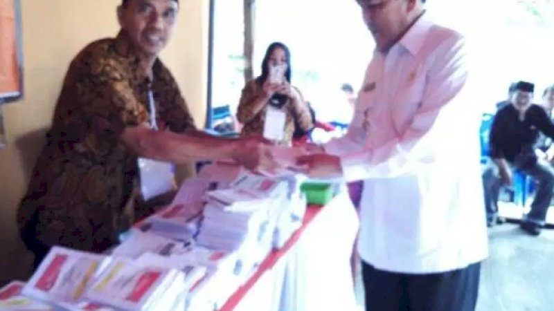 Mencoblos di TPS 02 Pangkajene, Bupati Sidrap Antre Bersama Warga