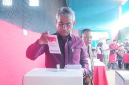 Usai Mencoblos, Bupati Lutim Keliling TPS Pantau Pelaksanaan Pemilu