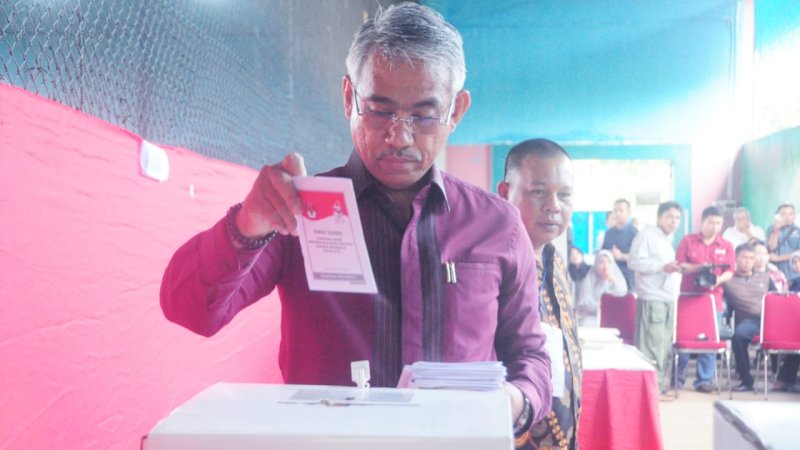 Usai Mencoblos, Bupati Lutim Keliling TPS Pantau Pelaksanaan Pemilu