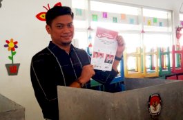 Bupati Gowa Jadi Rebutan Selfie Saat Nyoblos