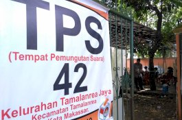 Salam 1 Jari dan Selfie ala Prabowo-Sandi di TPS Nurdin Abdullah