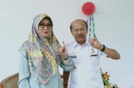 Didampingi Istri Mencoblos di TPS 1, Iksan Iskandar Harapkan Sejuk dan Damai