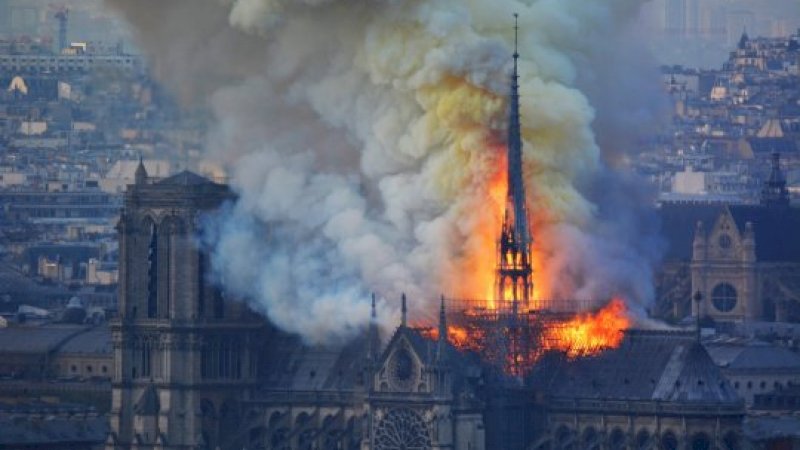 Katedral Notre Dame yang terbakar