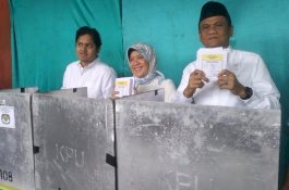 Pakai Baju Putih, Bupati Barru dan Keluarga Mencoblos di TPS 05