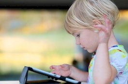 Balita yang Gunakan Smartphone Berjam-jam Berisiko Berperilaku Buruk