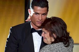 Bersedih di Depan Ibu karena Gagal di UCL, Begini Ucapan Lirih CR7