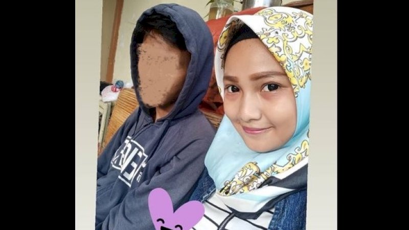 Rosalina Kumala Sari (kanan), berfoto dengan seorang pria di media sosialnya, lengkap dengan tanda love ungu.