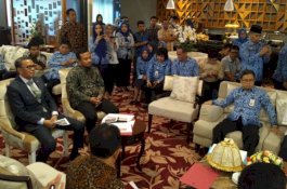Calon Pj Wali Kota Makassar Sulkaf Latief Cium Tangan Nurdin Abdullah