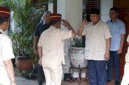 Kala Prabowo Dipanggil 'Pak Presiden' saat Terima Purnawirawan