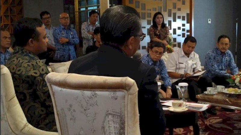 Tiga calon Pj Wali Kota Makassar, mendengarkan arahan dari Gubernur Sulsel, Nurdin Abdullah