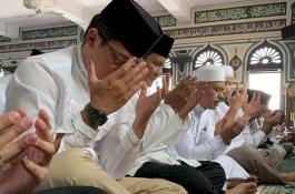 Prabowo Sujud Syukur di Masjid Al-Azhar, Sandiaga Dipeluk Jemaah Masjid At-Taqwa