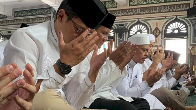 Prabowo Subianto salat Jumat di Masjid Agung Al Azhar, Jumat (19/4/2019).