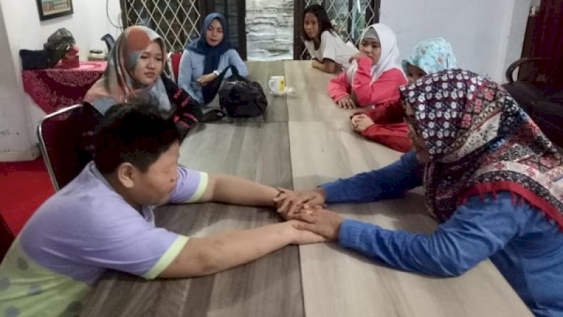 Kepala DPPPA Kota Makassar, Tenri A Palallo, menenangkan M di rumah aman P2TP2A, Jl Anggrek.
