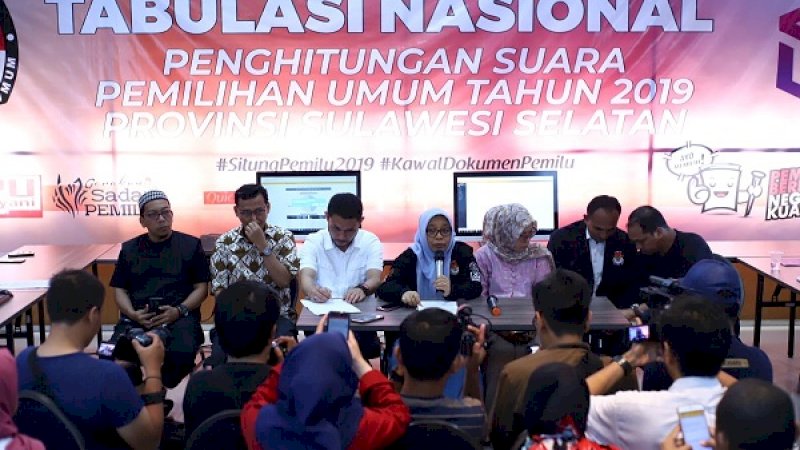 Komisioner KPU Sulsel saat memberikan keterangan pers di Kantor KPU Sulsel, Jalan AP Pettarani, Jumat (19/4/2019).