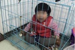 Foto Viral: Balita Dikurung Dalam Kandang Anjing oleh Ayahnya