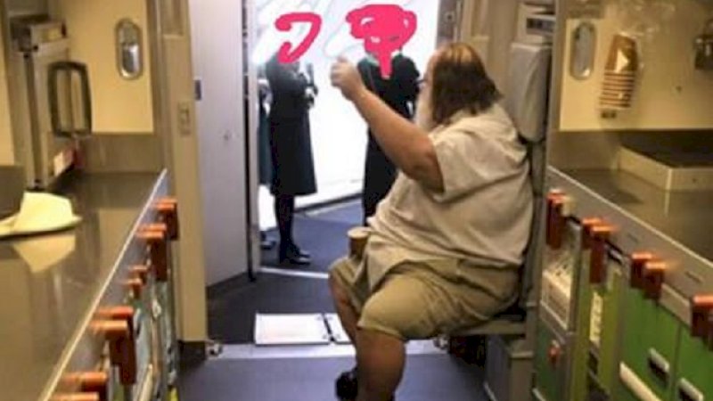 Pria yang meminta dicebok pramugari dalam penerbangan.